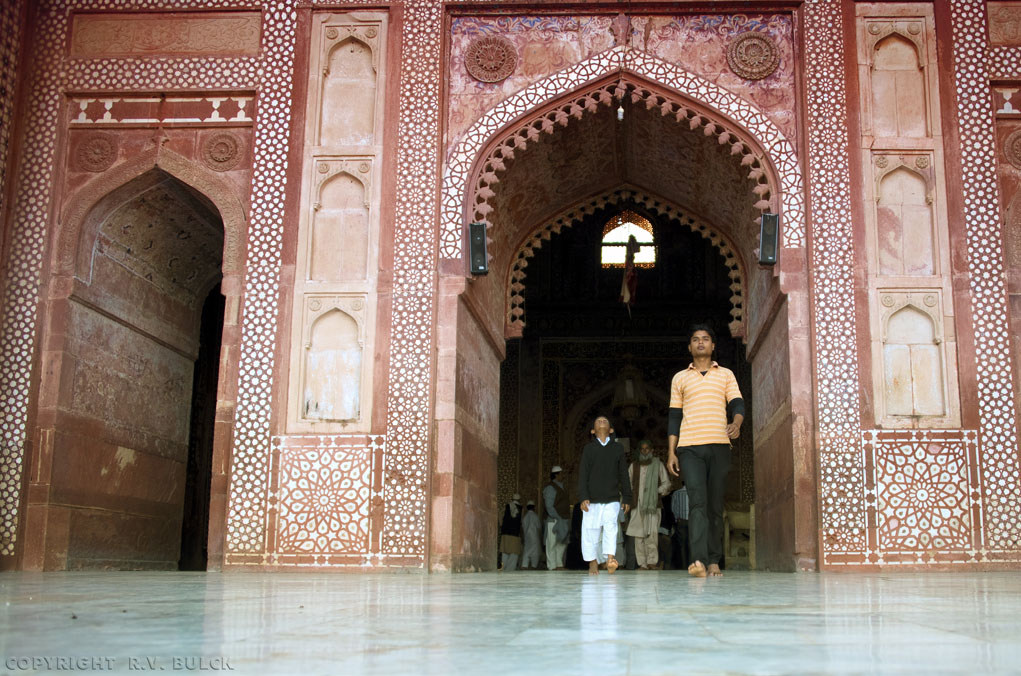 " Leaving the Fatehpur Sikri Jama Mashid "  Rajasthan .    [ © R.V. Bulck ]